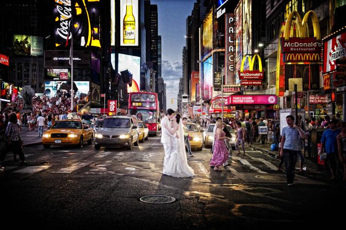 bride-and-groom-kissing-busy-times-square-worlds-best-wedding-photos-cm-leung-new-york-wedding-photographers